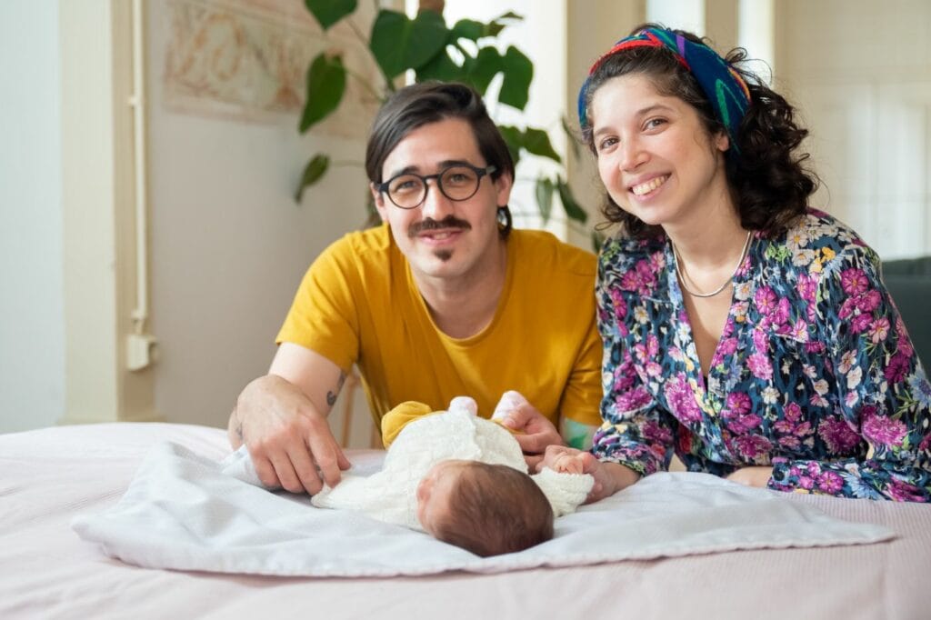 Jeunes parents avec leur nouveau-né à la maison - atelier de sensibilisation aux premiers secours bébé à Nice, Cannes et Monaco