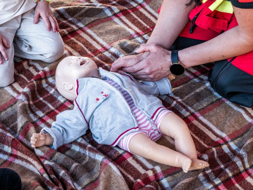 Démonstration des gestes de premiers secours sur un mannequin bébé par un secouriste